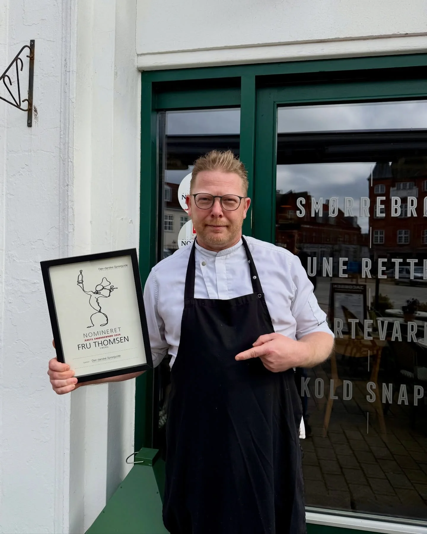 Det bliver ikke meget st&oslash;rre end det her&hellip; 🙌

Fru Thomsen er nomineret til &Aring;rets Sm&oslash;rrebr&oslash;d 2026 af Den Danske Spiseguide 🇩🇰

Og bag det hele st&aring;r en mand, der fortjener en k&aelig;mpe anerkendelse:
Ronny, vo