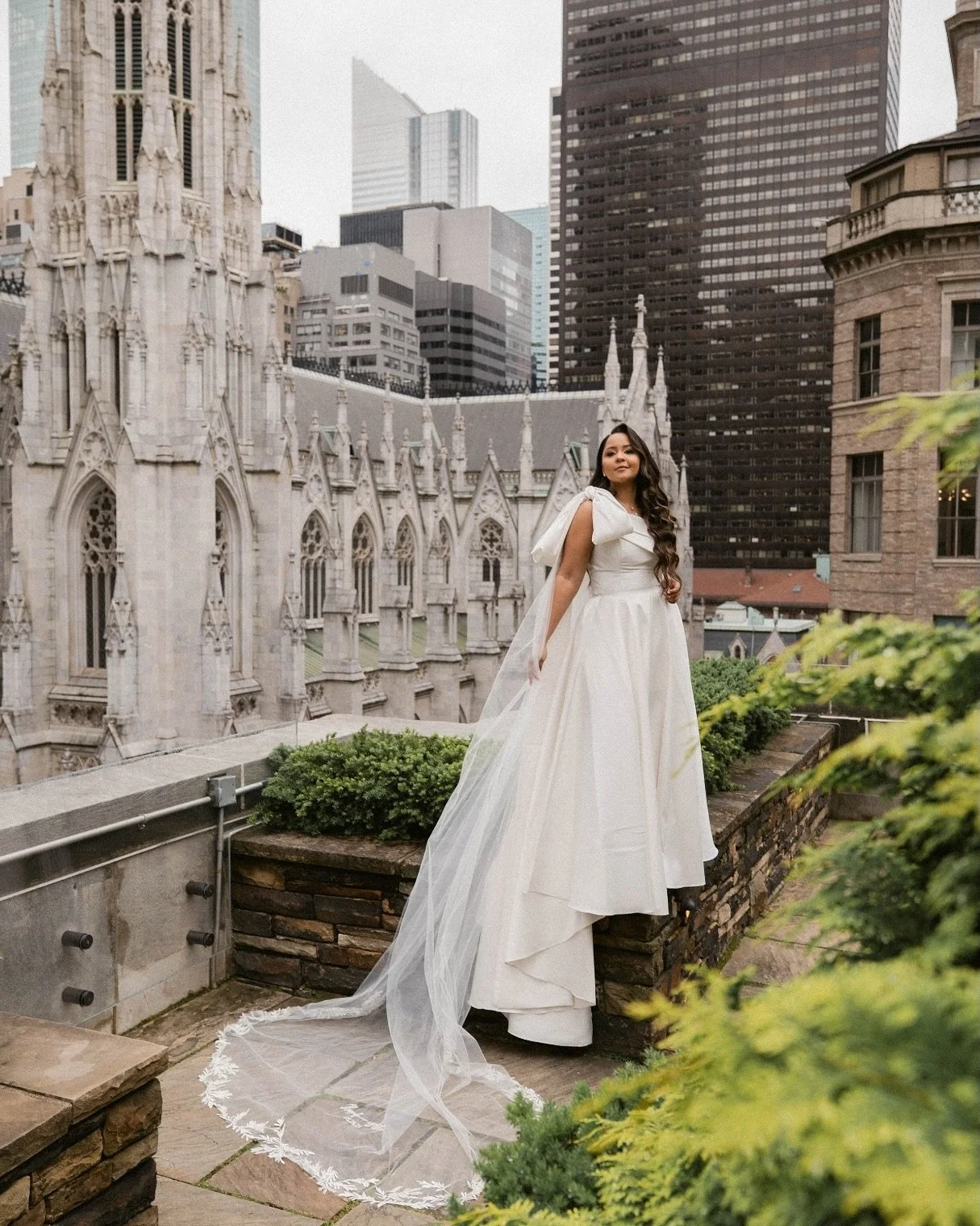 Above the city, Manhattan magic ✨.These rooftop bridal moments in Manhattan reminded me why I love what I do. 

Last slide: the dream team that made it happen @dannylora

.
.
.

#nycweddingphotogarpher #620loftgarden #620loft&amp;gardenphotographer #