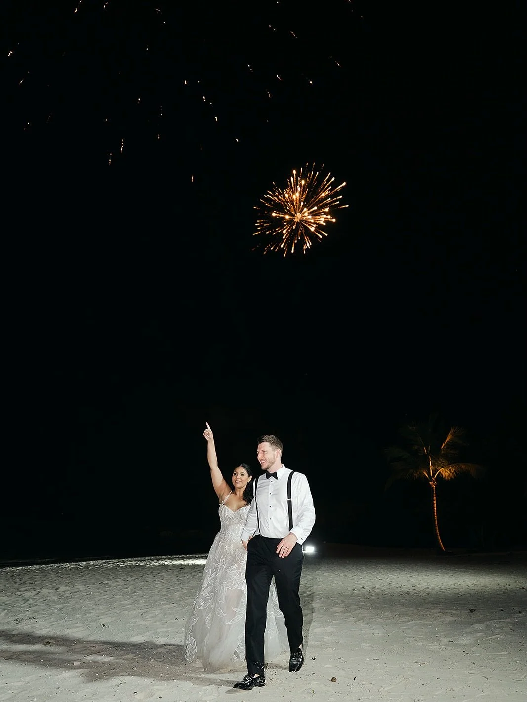 lThere&rsquo;s something about the end of a wedding day, when all the planning end and you&rsquo;re left with nothing but pure joy and energy.

This moment still gives me goosebumps. 

#destinationwedding #nycweddingphotographer #drdestinationwedding