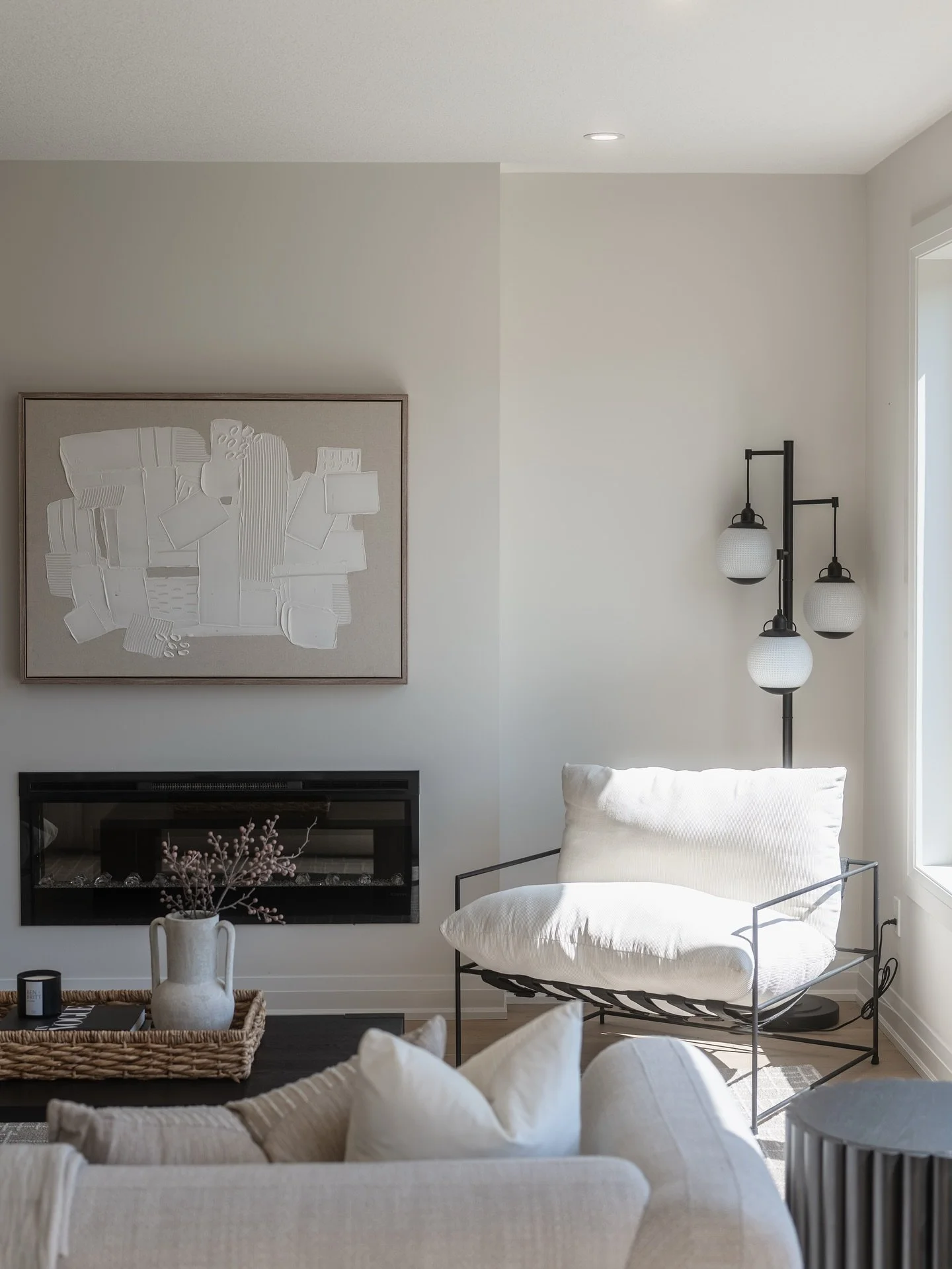 When it comes to staging less is more when every piece is intentional. Neutral tones, natural textures, and sculptural details bring warmth and sophistication to this open-concept space.