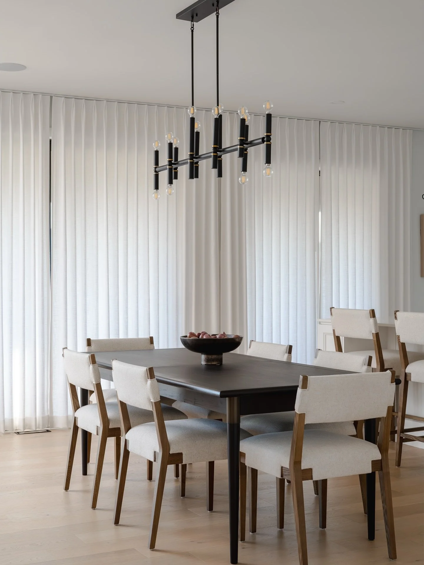 Who says size doesn&rsquo;t matter&hellip; 

The right size and scale of furniture is essential for correct design. 

#dining #diningroomdesign