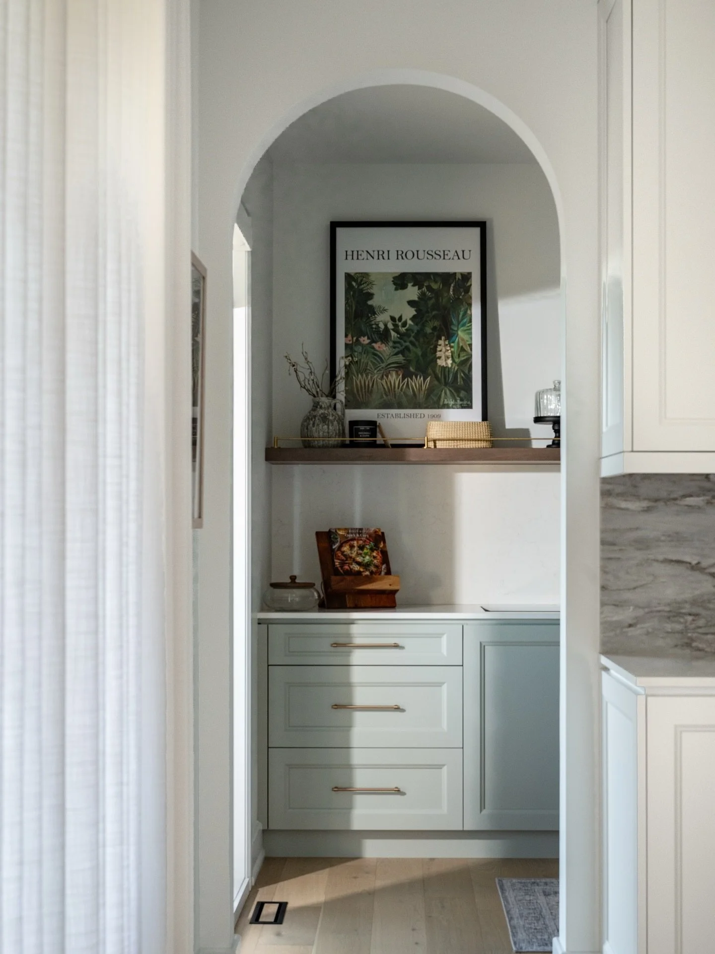 Soft, sculptural, and quietly luxurious &mdash; this arch is doing all the talking.
Are you a fan of architectural curves, or do you think they&rsquo;re just a trend?
Personally, I love how an arch adds instant warmth and frames a moment in the home&