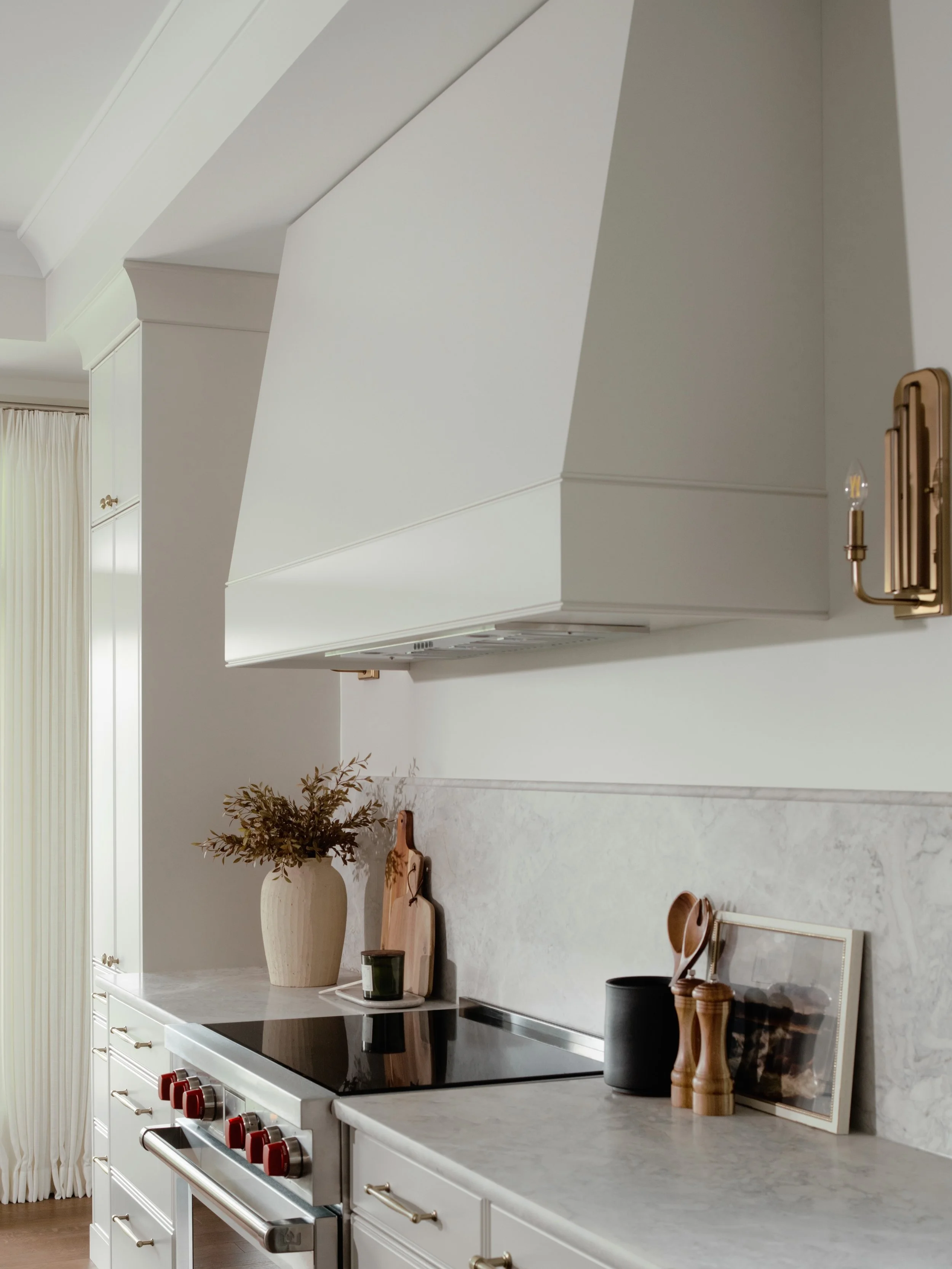 Simple and thoughtful design at its finest. You don&rsquo;t always need to shine to be a star.

Cabinetry: @martinjeskocustomcabinetry 
Quartzite countertops: @sloanstonedesign 

📸: @thisisarc
