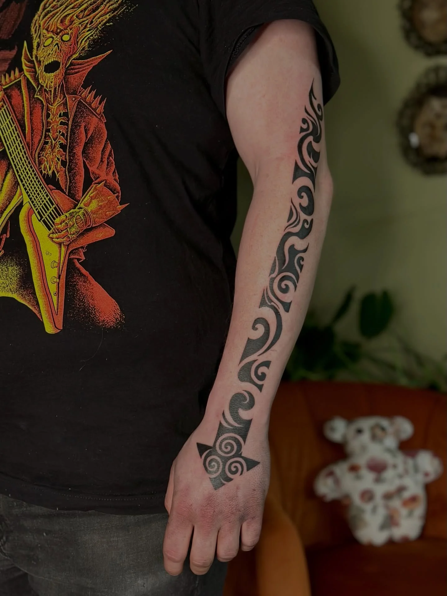 First session on this EPIC air bending tattoo project with Trevor! So excited to keep working on this! / Swipe to see freehand process