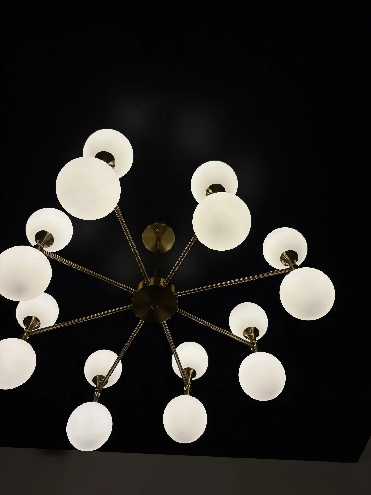 At The Suites Downtown, it&rsquo;s the little details that make the biggest difference. ✨ From the way our spaces are designed with natural light and inspiring views of downtown Peabody, to the seamless amenities that remove the stress of running a b