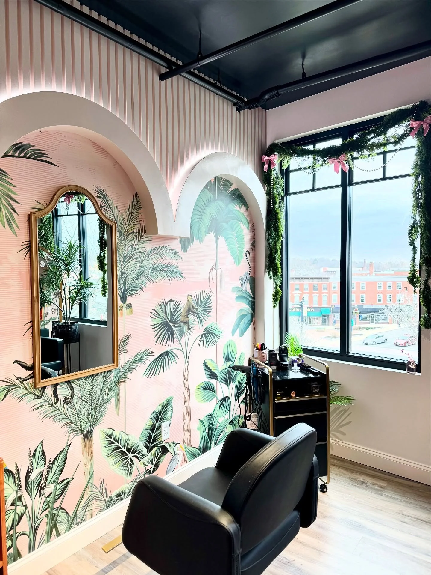 Obsessed with how @thebeautyparlor__ brought their holiday vision to life 🎄🎀
One of our favorite things about The Suites Downtown is the freedom to fully customize your space. When your suite reflects your style, your clients feel it the moment the