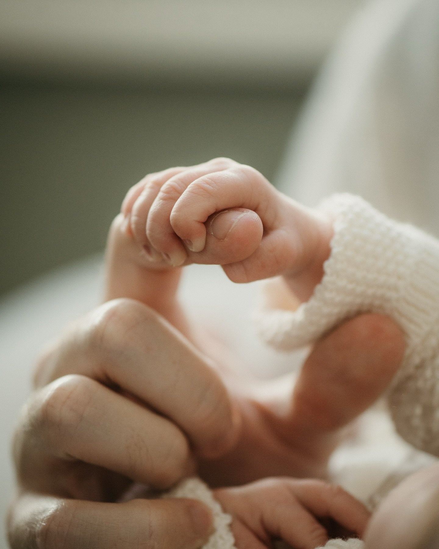 Cecelia 🤍 I&rsquo;m swooning over this little one&rsquo;s newborn session! She did so well, even giving us a sweet smile in her sleep. I love capturing all the tiny details of a new little person - their fingers, toes, belly buttons and lips. 

Atla