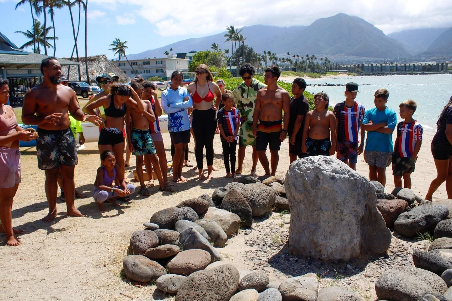 Just a week ago we were blessed to have kainamakua and his kamaliʻi of kilohanahoewaa come to help Kāʻuhane Luʻuwai preserve our ahu!
“This ahu was consecrated around 25 years ago in an effort to demonstrate spiritual practices at Kahului Harb