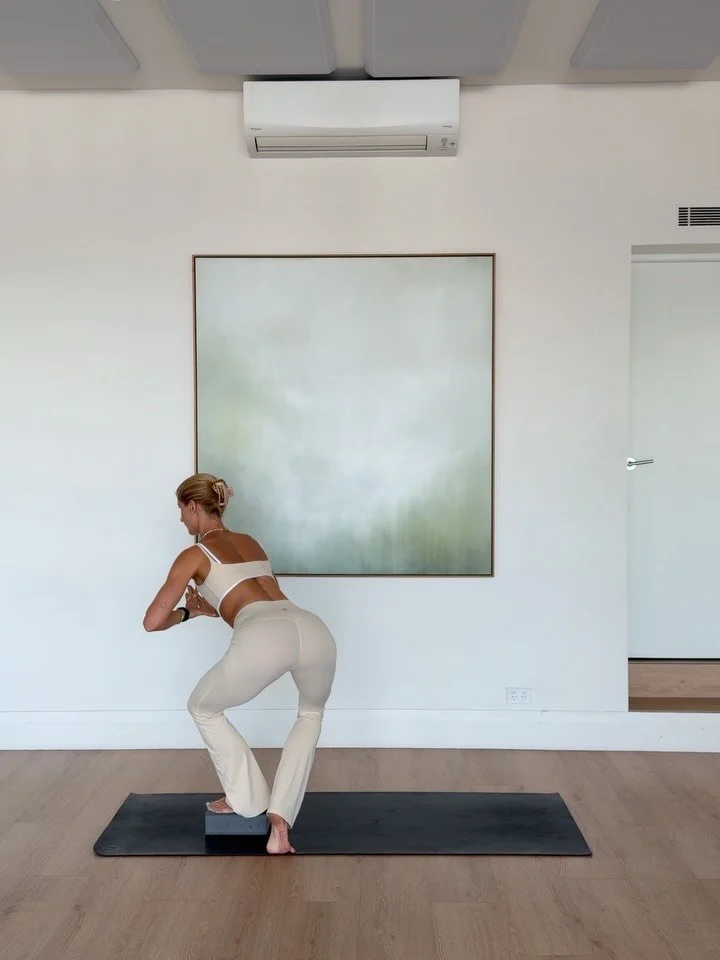 so good to be back in the studio! 🔥 the block is slowly becoming my favourite prop ❤️ here is a little inspo of some layers I taught in class today 

- curtsy pulse to turned out knee drive into arabesque 
- curtsy toe tap with arm sweep 
- just kne