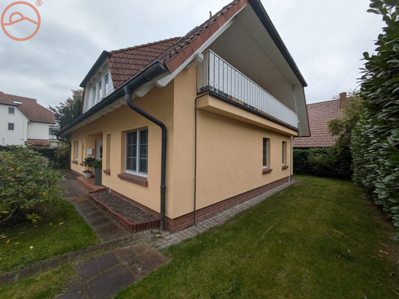 Hausansicht-Zingst-seite-Balkon-Rasen.png