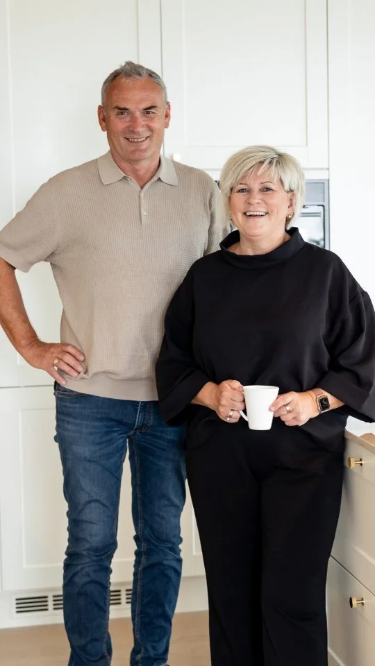 Hjemme hos Liv Hilde og Torbjørn i deres nye leilighet på Åkra Brygge 🤍 Her går estetikk og funksjonalitet hånd i hånd 💫 Med ny leilighet på toppen av Åkrehamn Trålbøteri er omgivelsene