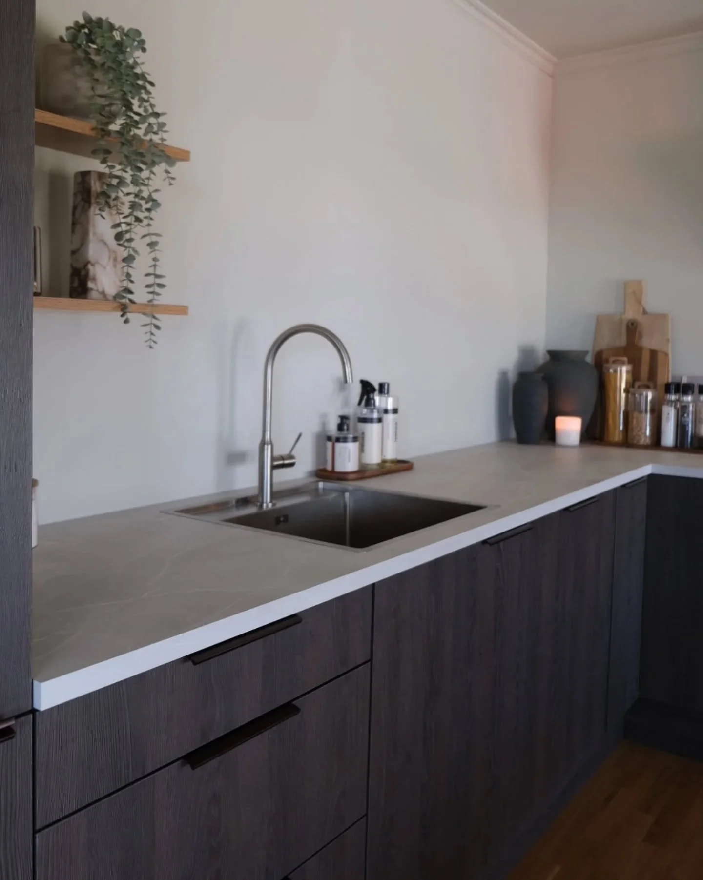 ✨ Nordisk stil til budsjettvennlig pris? Ja takk!
Kjøkkenet Tirano fra Nettoline leveres i slitesterk melamin med elegant eikemønster – perfekt for både små og store rom.
Velg mellom brun eller natur – og skap