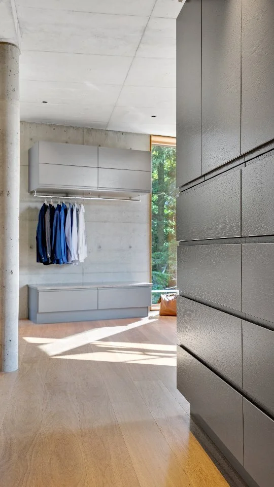 Et omkledningsrom av de sjeldne! ✨
Tenk å starte dagen i et rom som dette 🥰
Den lekre og eksklusive Huseby-garderoben står i perfekt harmoni med betongflatene og treverket i rommet – en lun og moderne atmosfære som oser kvali