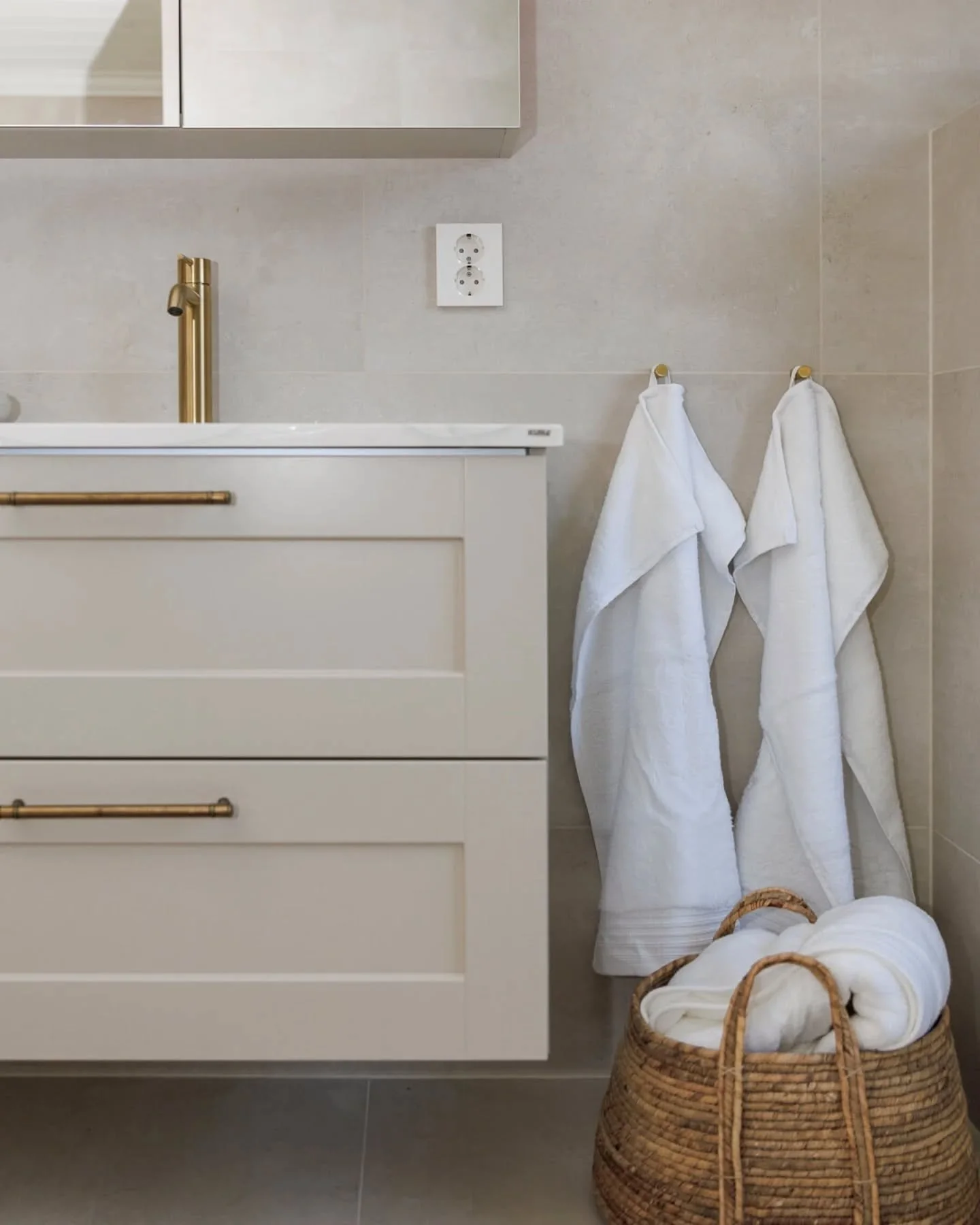 Tidløs eleganse møter moderne funksjon ✨
Badet på vakre Sande gård er innredet med modellen Muskat – en perfekt miks av klassisk sjarm og moderne linjer 🤍 Produsert i solid MDF med diskré profilering, gir den e