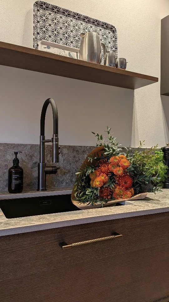 Havre – en ny og moderne klassiker fra Huseby Kjøkken 🤎
Med sin slanke heltre ramme og finer i fyllingen, fremhever Havre eikens vakre spill og struktur ✨
Søyler som avslutning gir det lille ekstra
– prikken over i’e