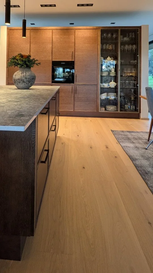 Kjøkken med skikkelig WOW-faktor! 💫
Se bare den tekniske høyskapsveggen – og det lekre Glitre vitrineskapet med innfelt Nibu-belysning ⚡
Her snakker vi både funksjon og stemning i perfekt harmoni!
Den rå Dekton Ceppo