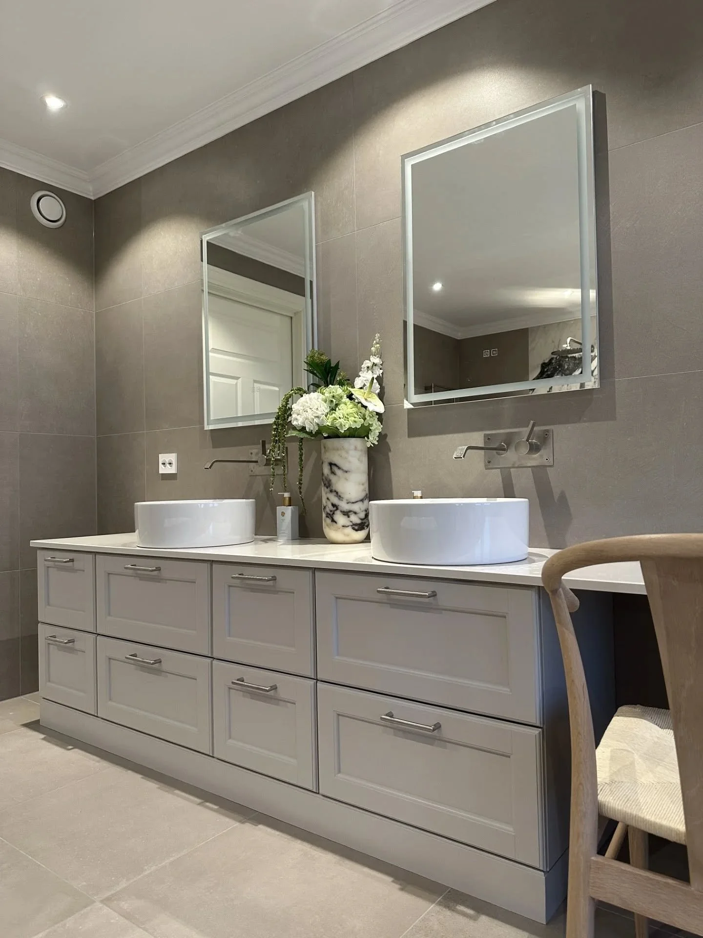 Lekkert og klassisk baderomsm&oslash;bel hos kunde.✨
Her er det valgt Huseby Timian baderomsskap med fremtrukket sokkel i fargen Hvit Lin, kombinert med en eksklusiv Silestone Yukon benkeplate i polert utf&oslash;relse &ndash; levert av Skattkj&aelig