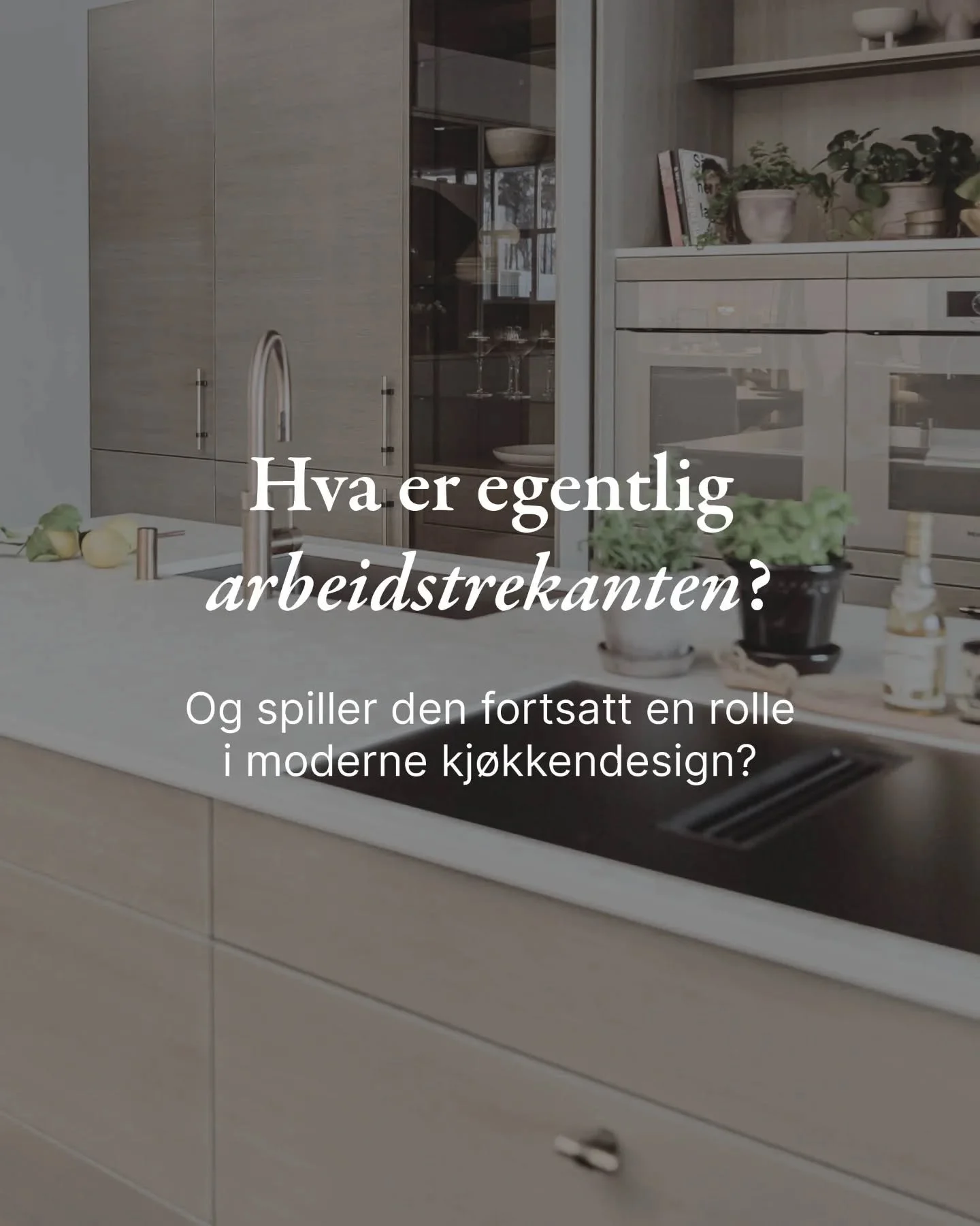 Er arbeidstrekanten fortsatt viktig 📐 og spiller den fortsatt en rolle i dagens kj&oslash;kkendesign 🤷

B&aring;de ja og nei ✔️ Den er fortsatt et godt utgangspunkt &ndash; men ikke en fasit.
Tidligere hadde vi flere og mindre rom, og man bygget kj