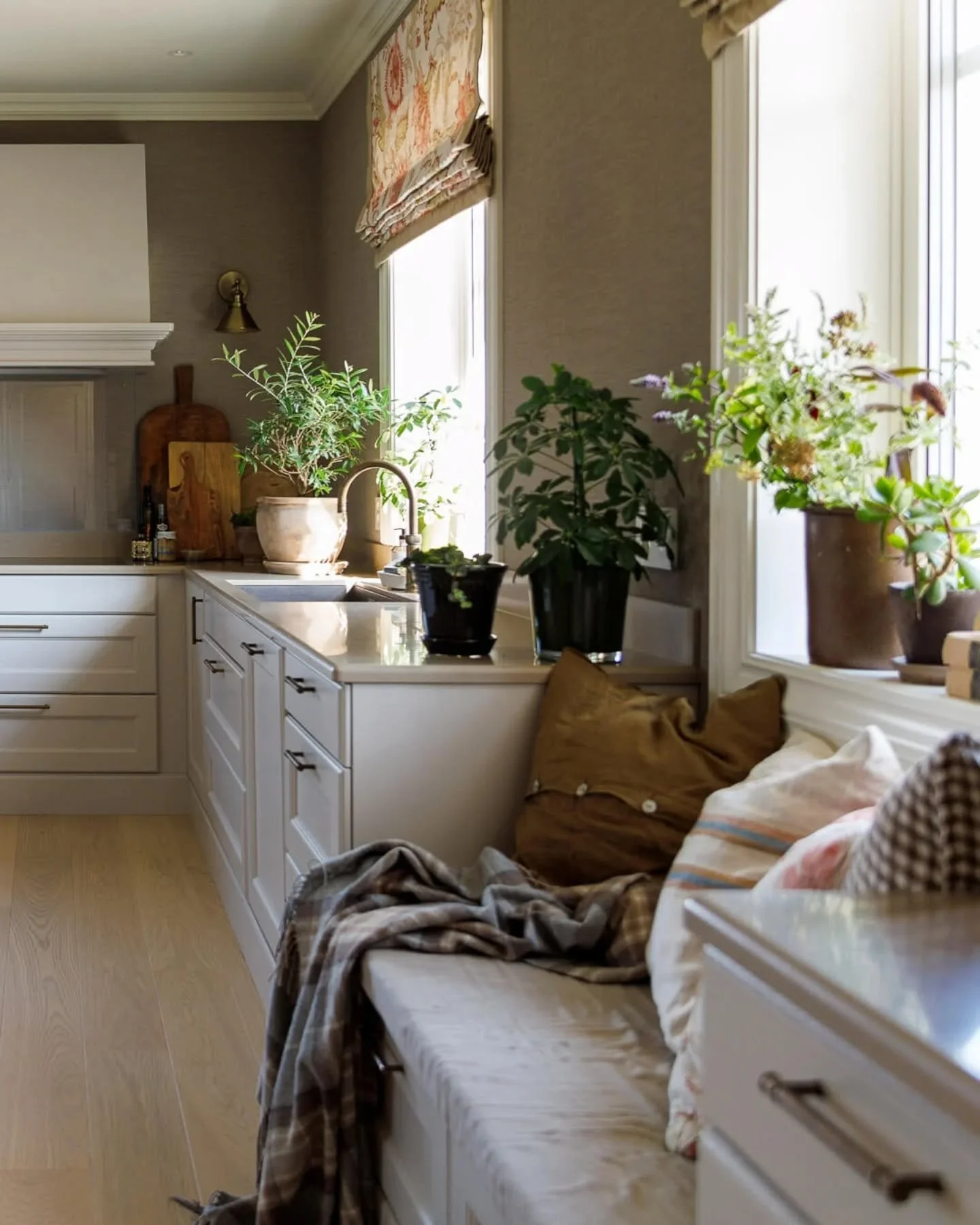 Herskapelig hjem i bondestil, naturlige materialer og ekte h&aring;ndverk i Huseby kj&oslash;kkenet p&aring; Sande g&aring;rd 🤍 Personlige valg har skapt et rom det er godt &aring; v&aelig;re. 🏠
Overskapene ble droppet for &aring; gi en luftigere a