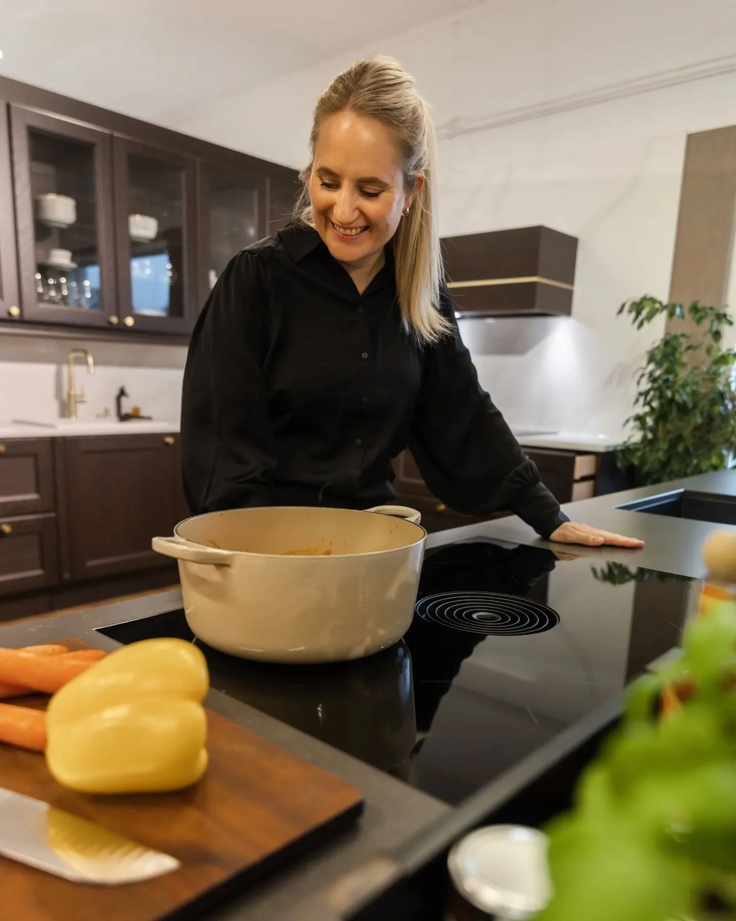 Dette m&aring;tte vi bare teste selv 🔥 BORA koketopp med integrert kj&oslash;kkenvifte er n&aring; pr&oslash;vd av v&aring;re interi&oslash;rkonsulenter her p&aring; KG&amp;B -og vi er veldig forn&oslash;yde 🌪️ 
Vil du oppleve den selv -ta turen in