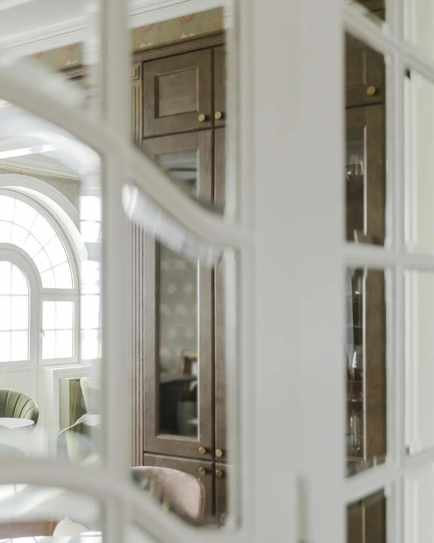 Historisk sus i Sparebanken &Oslash;st p&aring; Hamar 💫 
Se hvordan vitrineskapene i kj&oslash;kkenmodellen Koriander snakker med rommets arkitektur og uttrykk i dette &aelig;rverdige jugendbygget fra 1917.
En gjennomf&oslash;rt balanse mellom h&ari