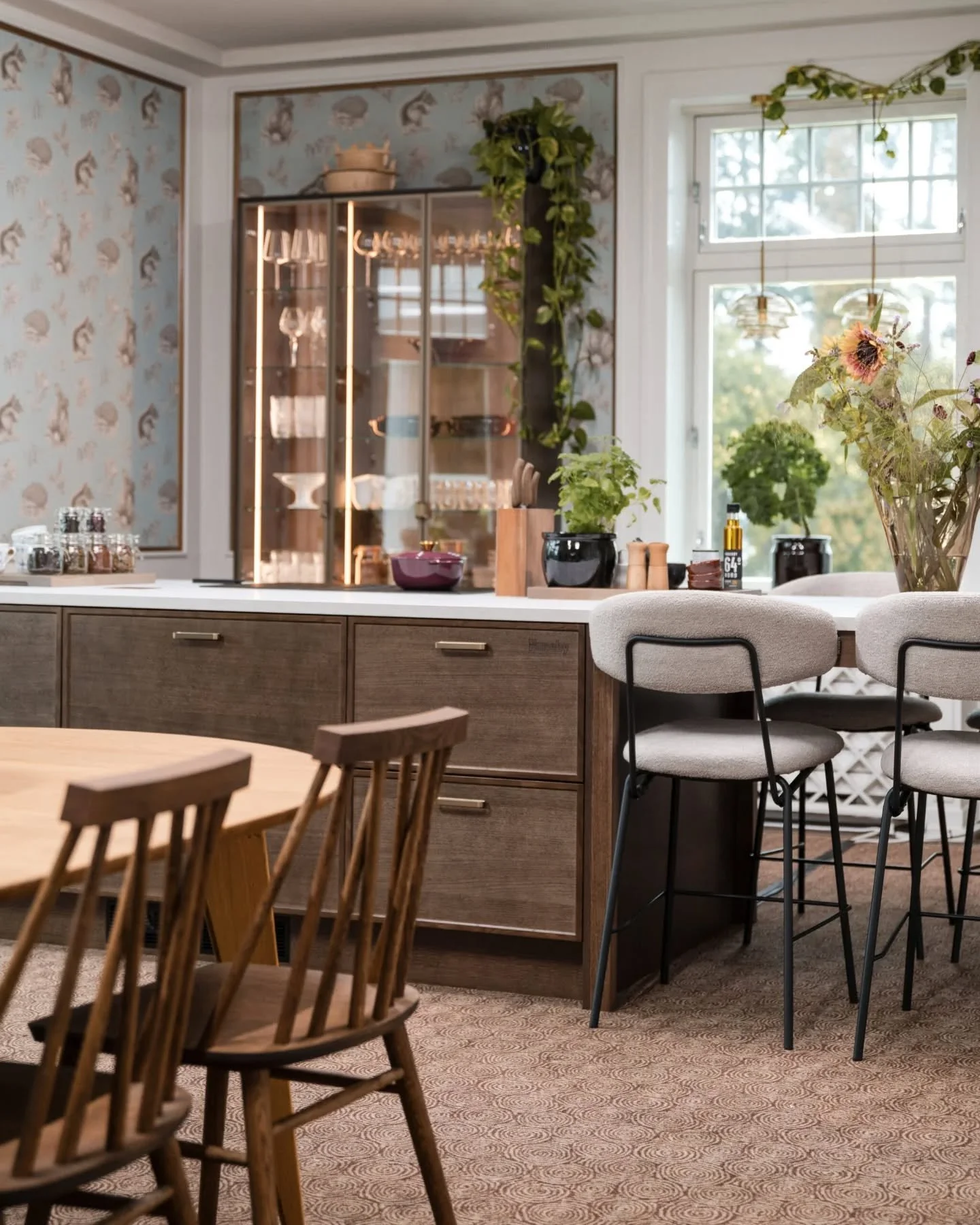 Har du lagt merke til kj&oslash;kkenet i TV-programmet Hver Gang Vi M&oslash;tes p&aring; TV2?

N&aring;r norske artister m&oslash;tes for &aring; dele musikk 🎶 m&aring;ltider og minner 🤎, trengs et kj&oslash;kken som t&aring;ler b&aring;de hverdag