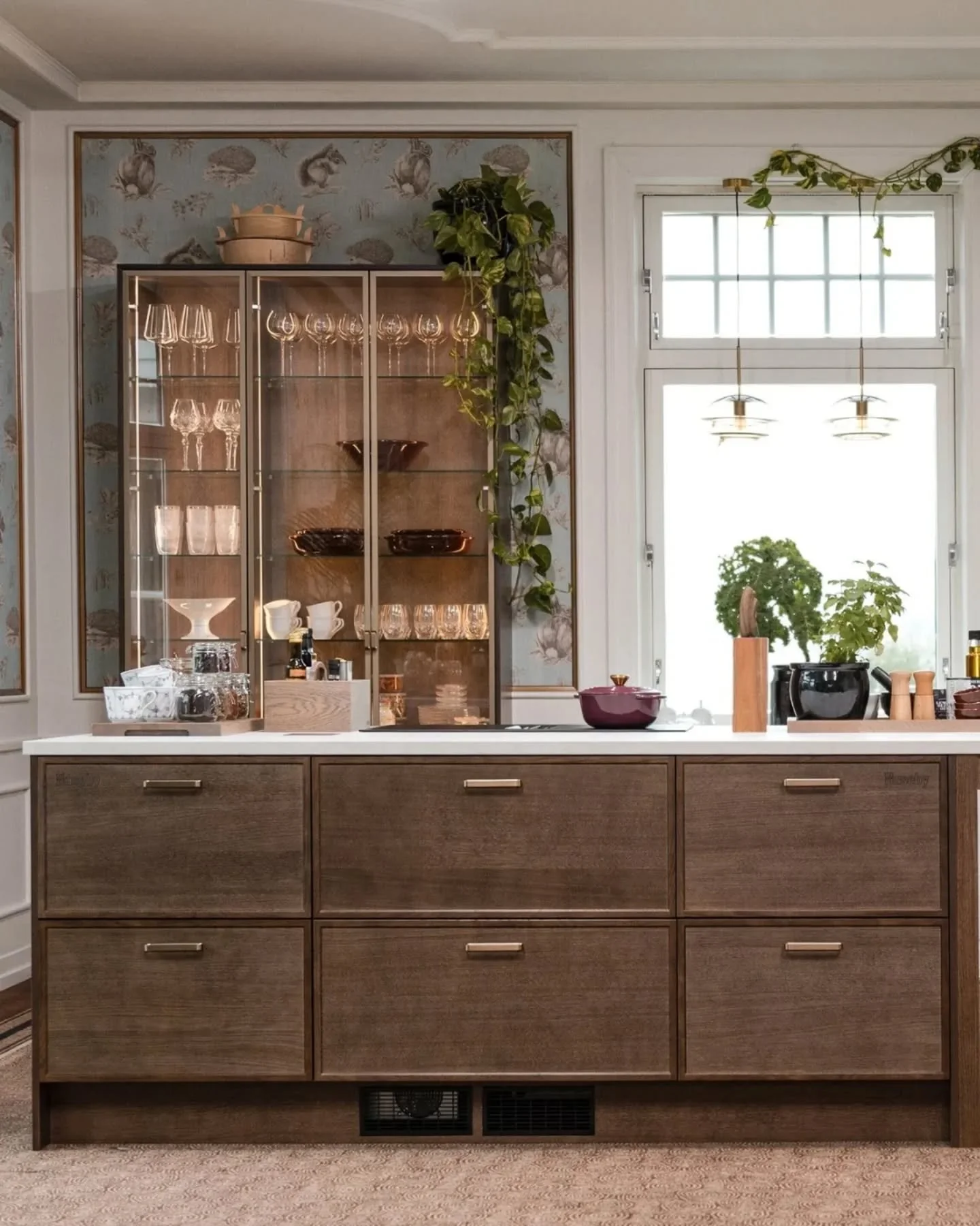 Huseby kj&oslash;kken &ndash; stolt sponsor av &laquo;Hver gang vi m&oslash;tes&raquo; 🤎 ✨ N&aring;r norske artister m&oslash;tes for &aring; dele m&aring;ltider og minner, trengs et kj&oslash;kken som t&aring;ler b&aring;de hverdagsbruk og store f&