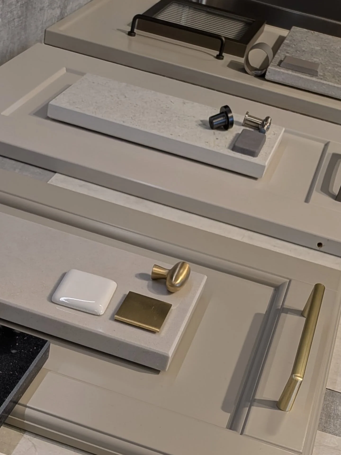 Klassisk og tidl&oslash;st g&aring;r aldri av moten 💫
Dr&oslash;mmer du om et kj&oslash;kken med sjel, eleganse og varig stil? Klassiske kj&oslash;kken kjennetegnes av profilerte fronter med speil gjerne med en avrundet profil som skaper et eksklusi