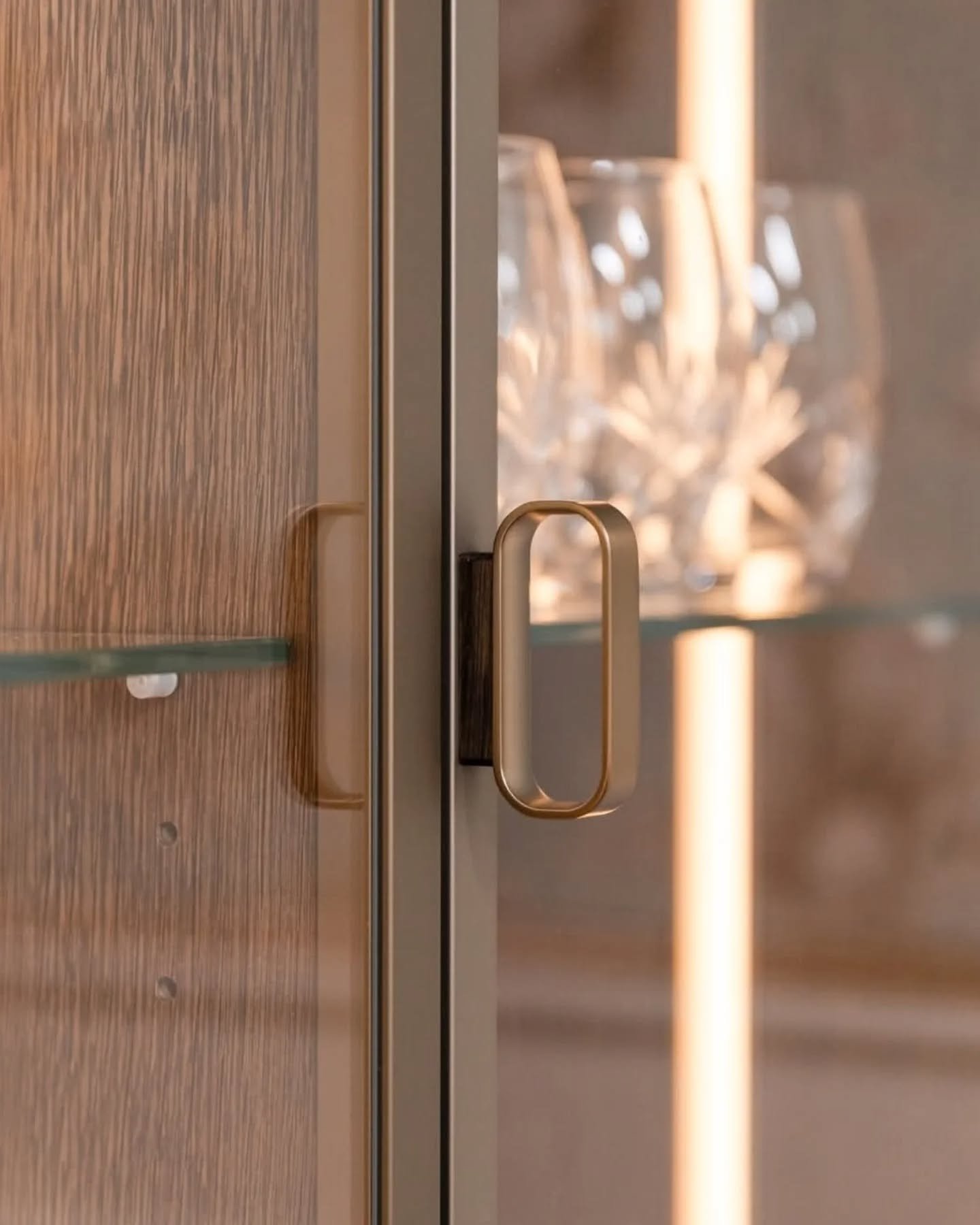 Tett p&aring; detaljene 🔍
Huseby kj&oslash;kkenet levert til TV 2-programmet "Hver gang vi m&oslash;tes" kombinerer varme materialer og rene linjer ✨
Glitreskapet med innfelt belysning 💫
Utsnitt fra fronten Havre med ramme i heltre og fin