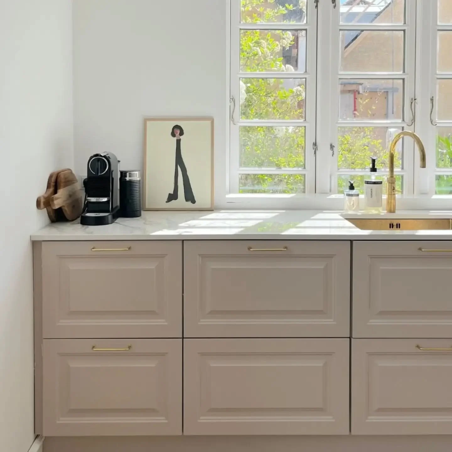 For eieren av dette kj&oslash;kkenet handlet det om mer enn et kj&oslash;kken 💫 
&ndash; de ville ha et samlingspunkt, et personlig rom der kj&oslash;kken&oslash;ya er selve hjertet i hjemmet 🤍
Her spiller smart oppbevaring og gjennomtenkt design p