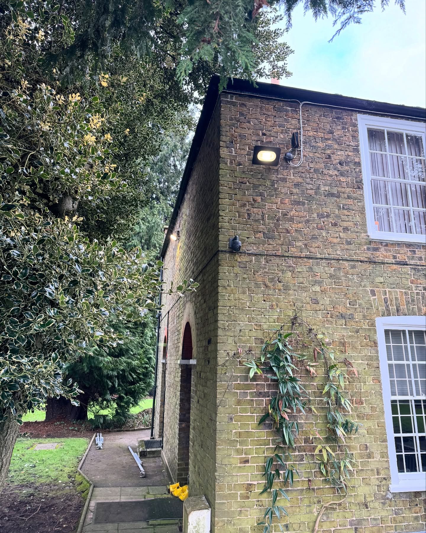 A returning client had us back at their offices this week to install new &lsquo;Dusk to Dawn&rsquo; LED flood lights 

#floodlights #dusktodawn #offices #officemaintenance #propertymaintenance #callout #electrician #commercialclient #kent #electrics 