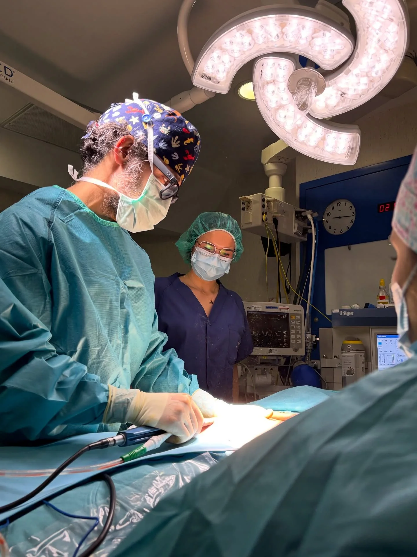 Hace una semana estuve con una paciente en una cirug&iacute;a de reparaci&oacute;n de di&aacute;stasis abdominal.

Acompa&ntilde;ar a una mujer en este proceso ha sido incre&iacute;ble, ver el abordaje quir&uacute;rgico y entender el &ldquo;antes, du