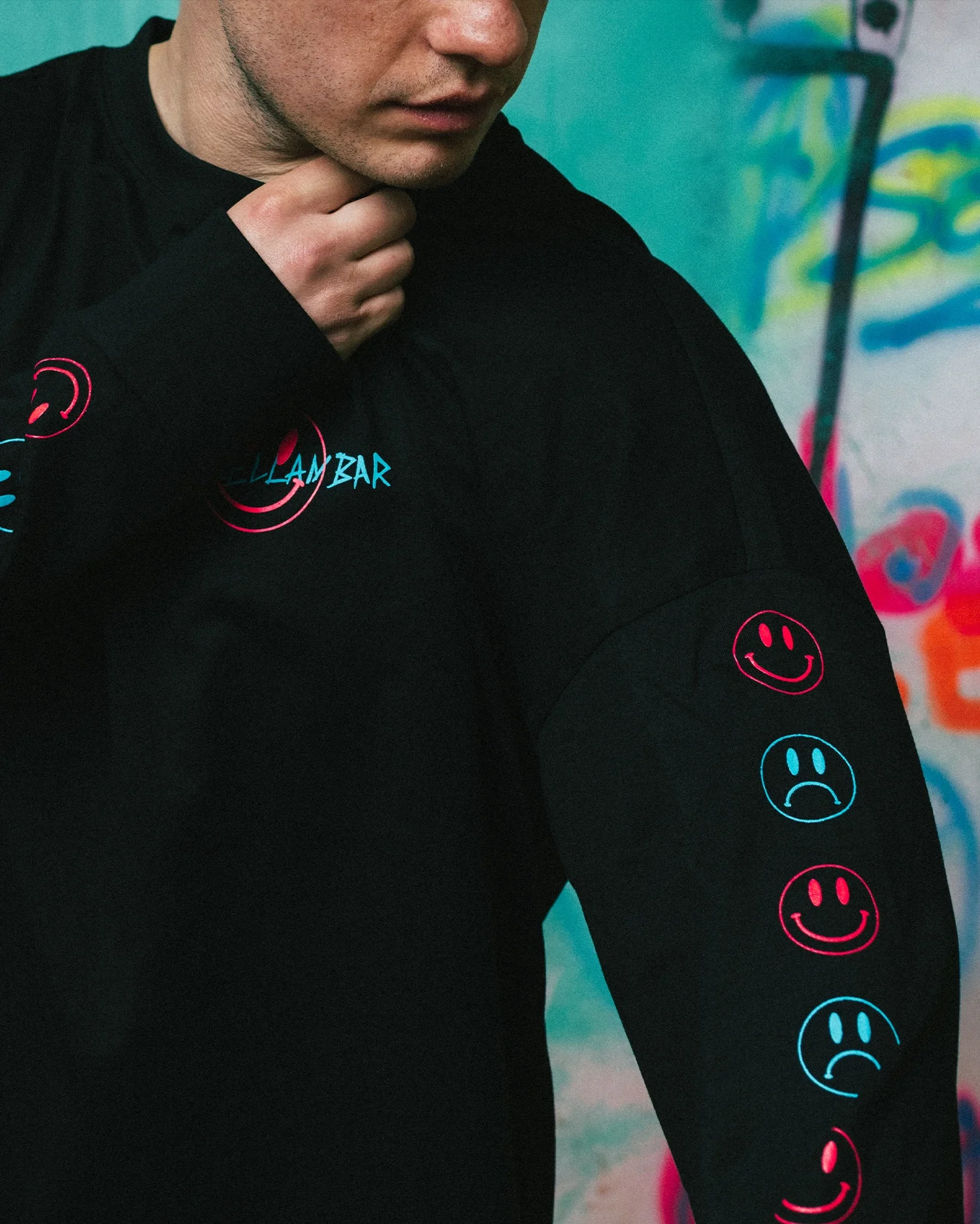 04_PORZELLAN_BAR_BLACK_LONGSLEEVE_DETAIL_E.webp