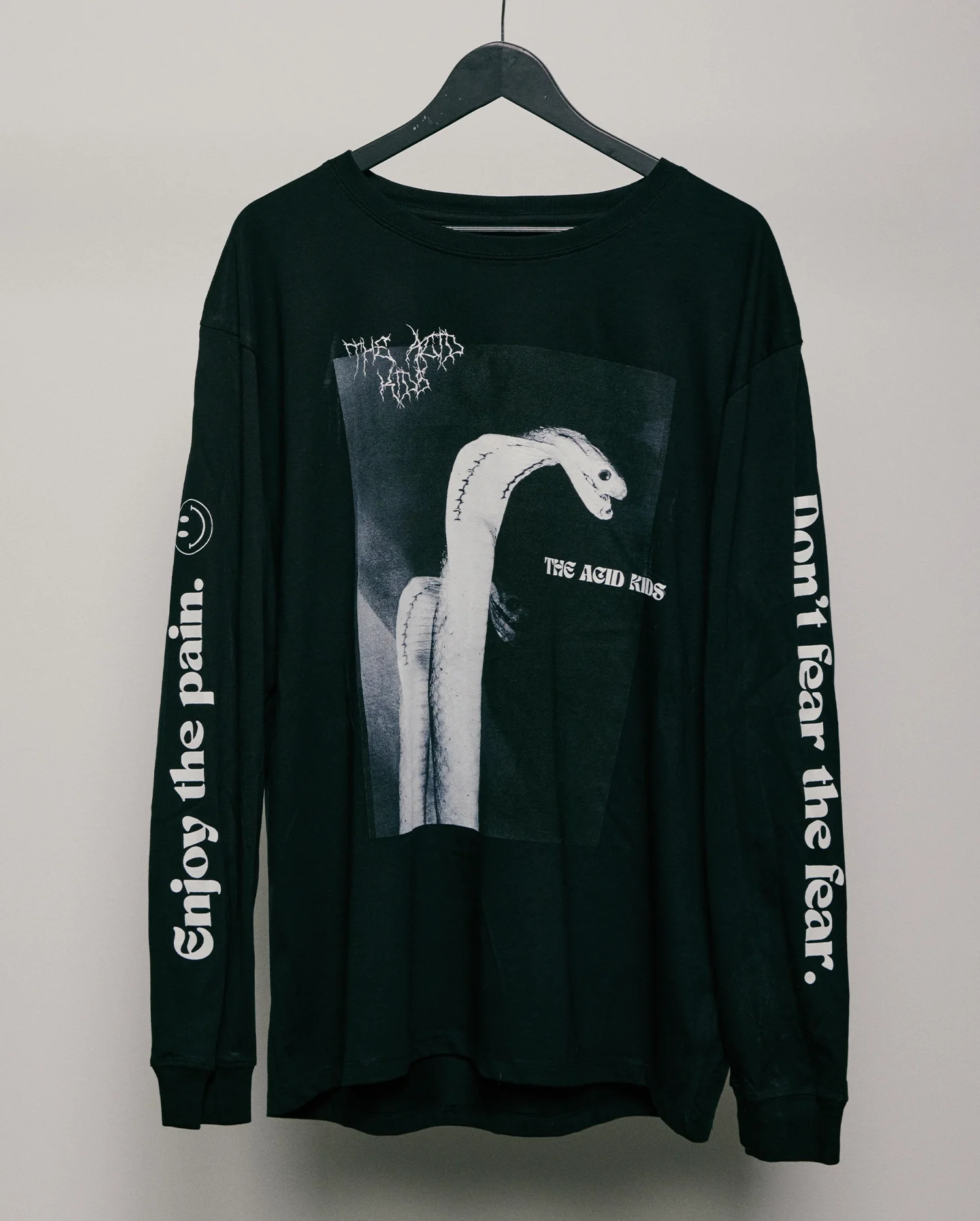 Longsleeve_Black_02.webp
