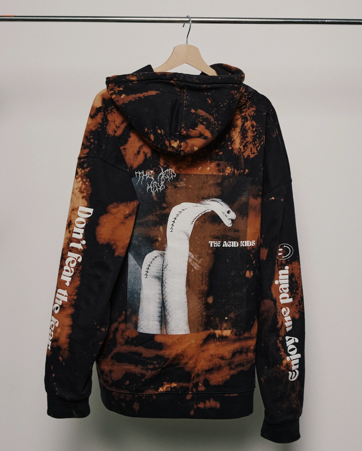 Hoodie_Bleached_02.webp