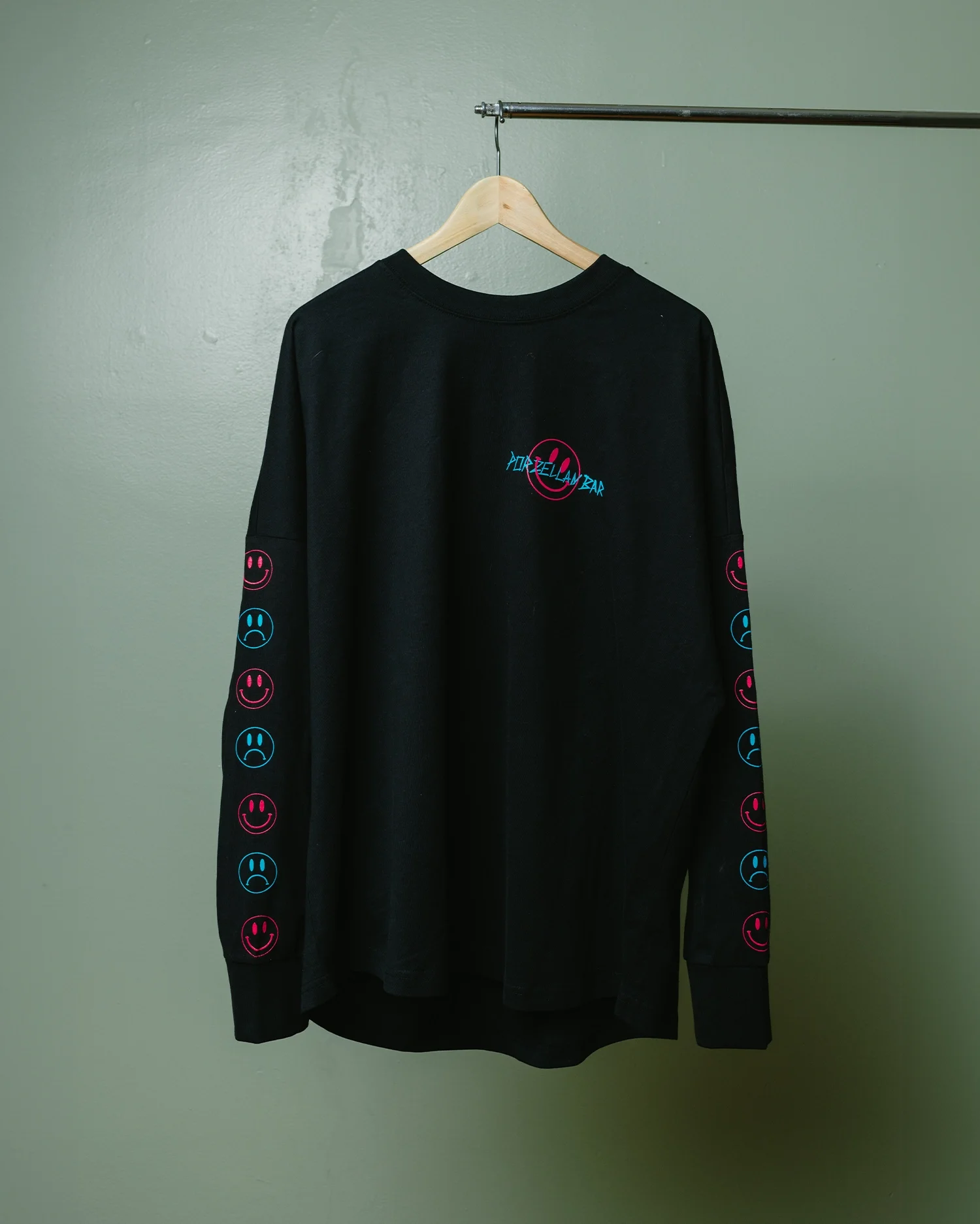 04_PORZELLAN_BAR_BLACK_LONGSLEEVE_DETAIL_A.webp
