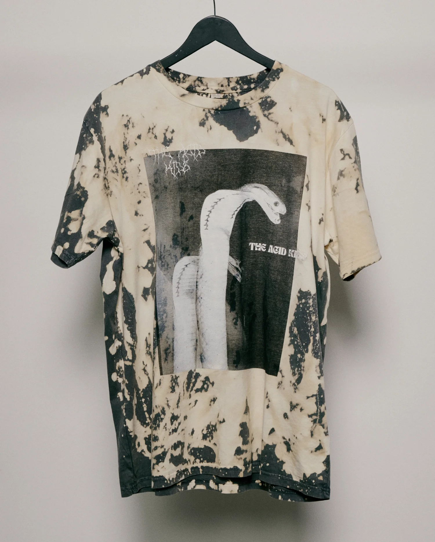 T-Shirt_Grey_Bleached_02.webp