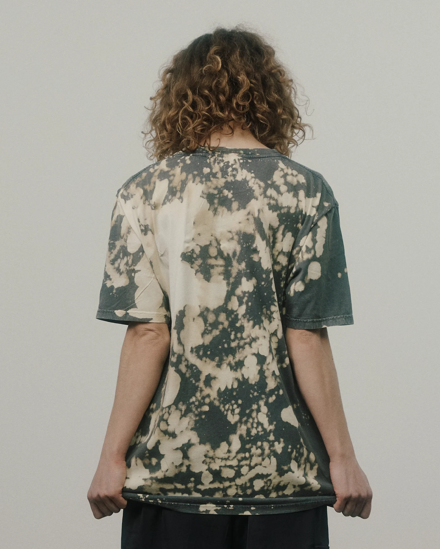 T-Shirt_Grey_Bleached_04.webp
