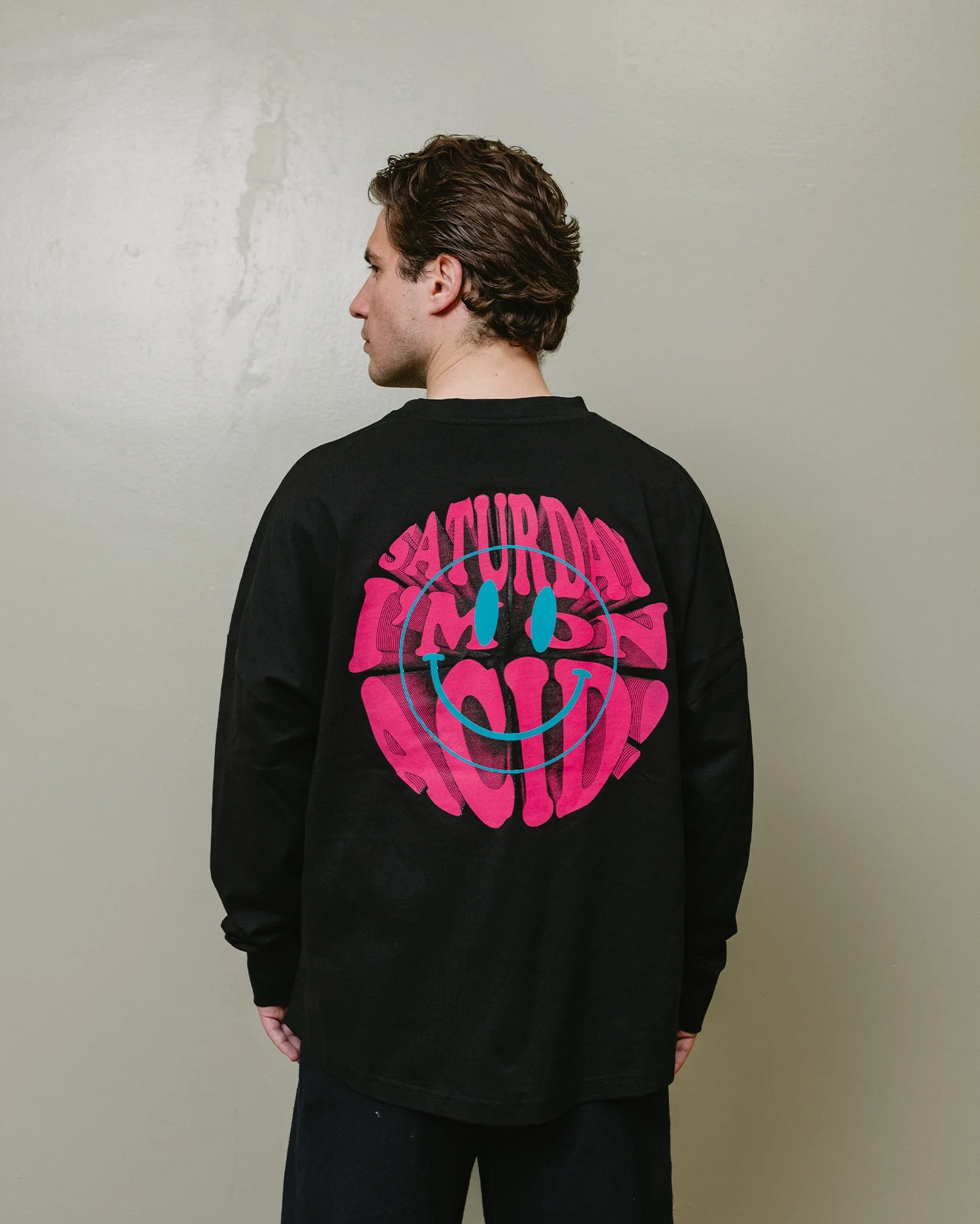 04_PORZELLAN_BAR_BLACK_LONGSLEEVE_BACK.webp