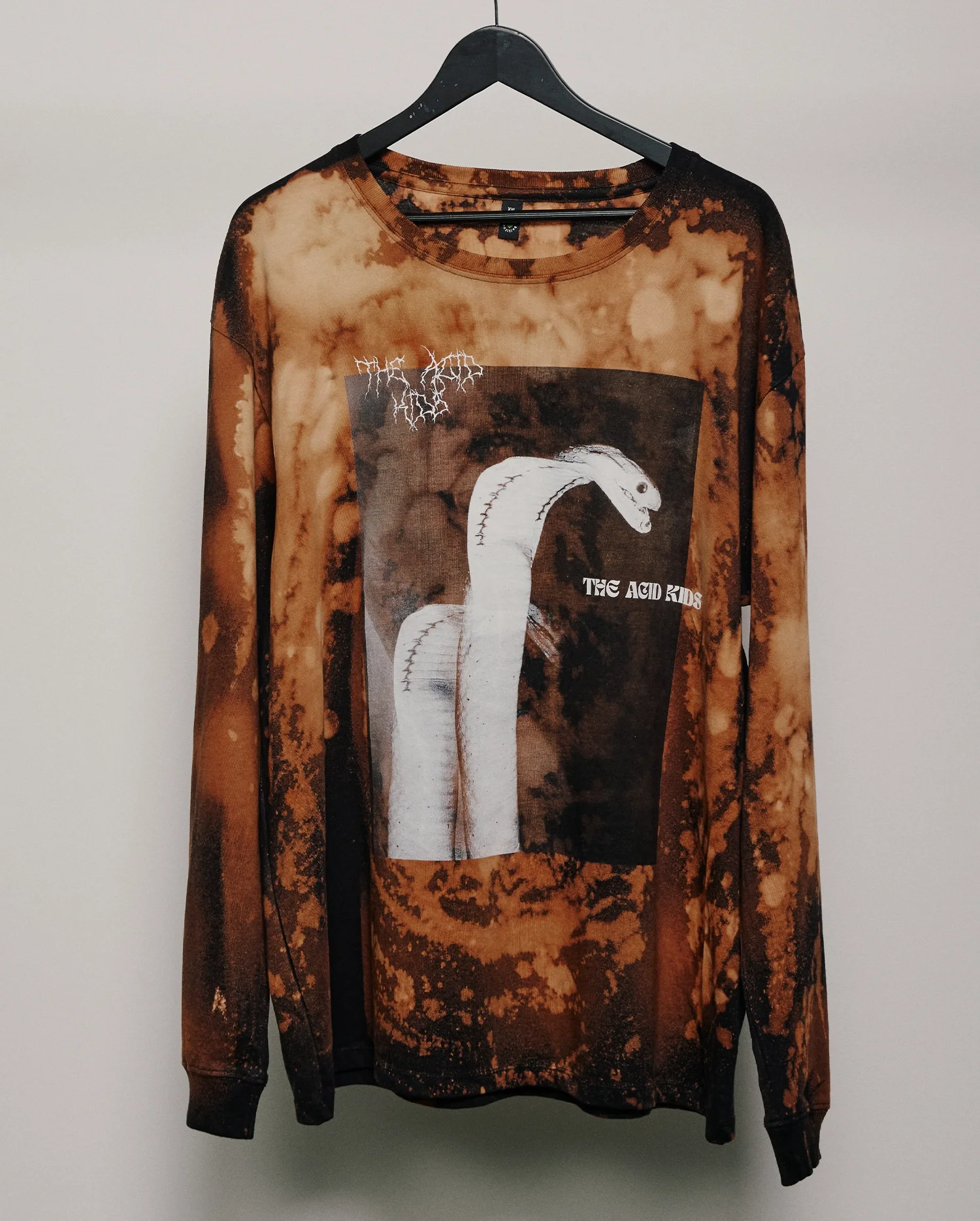 Longsleeve_Bleached_03.webp