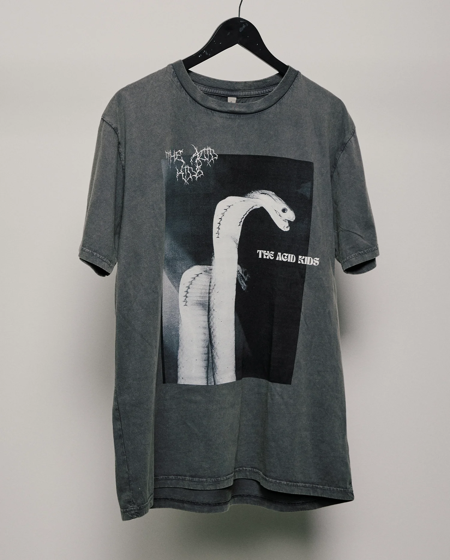 T-Shirt_Grey_02.webp