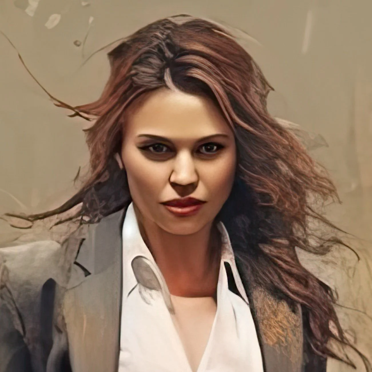 Portret van een vrouw met golvend, bruin haar, dragend een witte blouse en een grijze blazer.