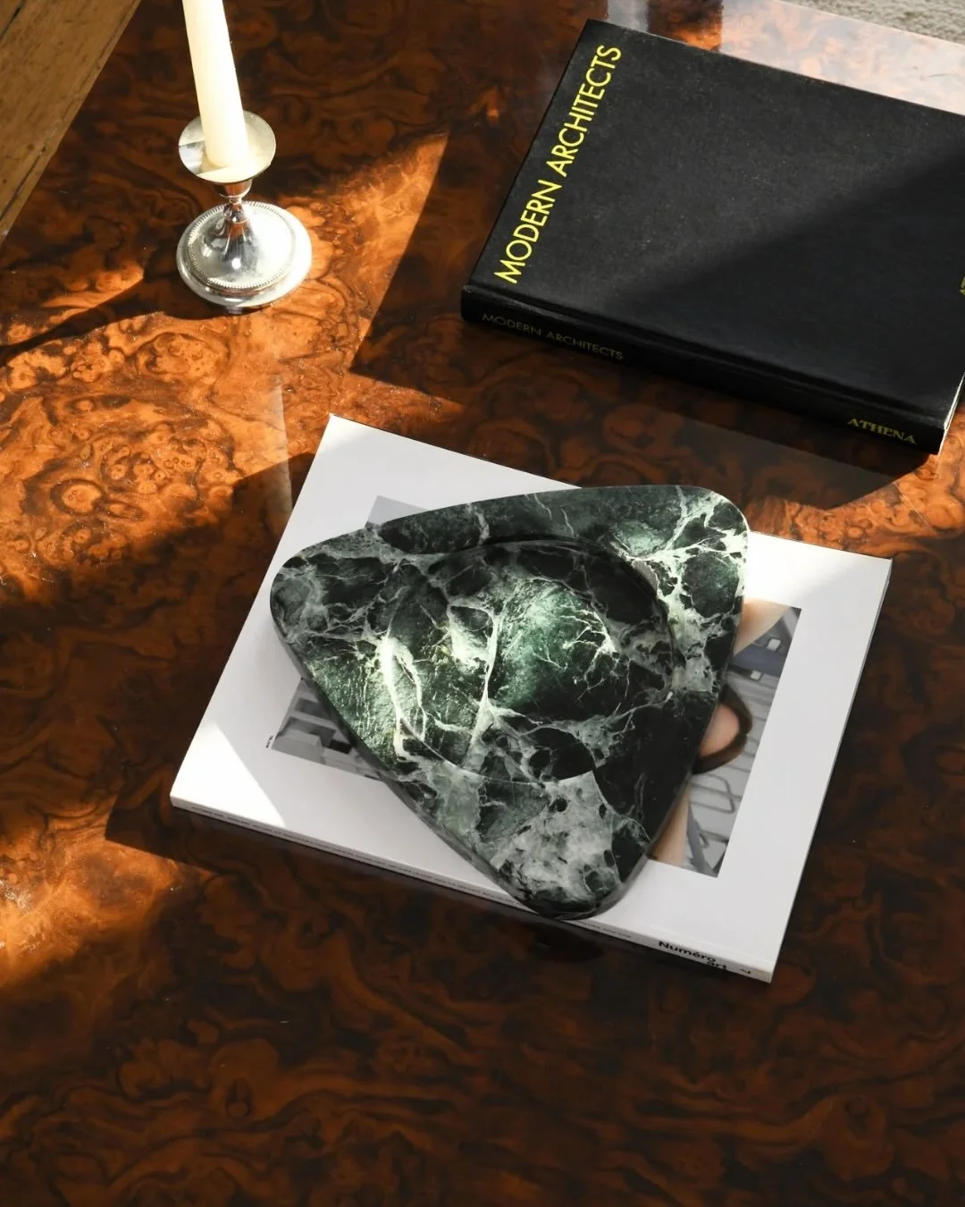 Le vide poche IN/MATTER en marbre verde alpi. Ses bords arrondis apportent une touche sophistiqu&eacute;e sur une console ou une table basse.

chloe@in-matter.com
carla@in-matter.com

in-matter.com
Photo : @alexisrossi