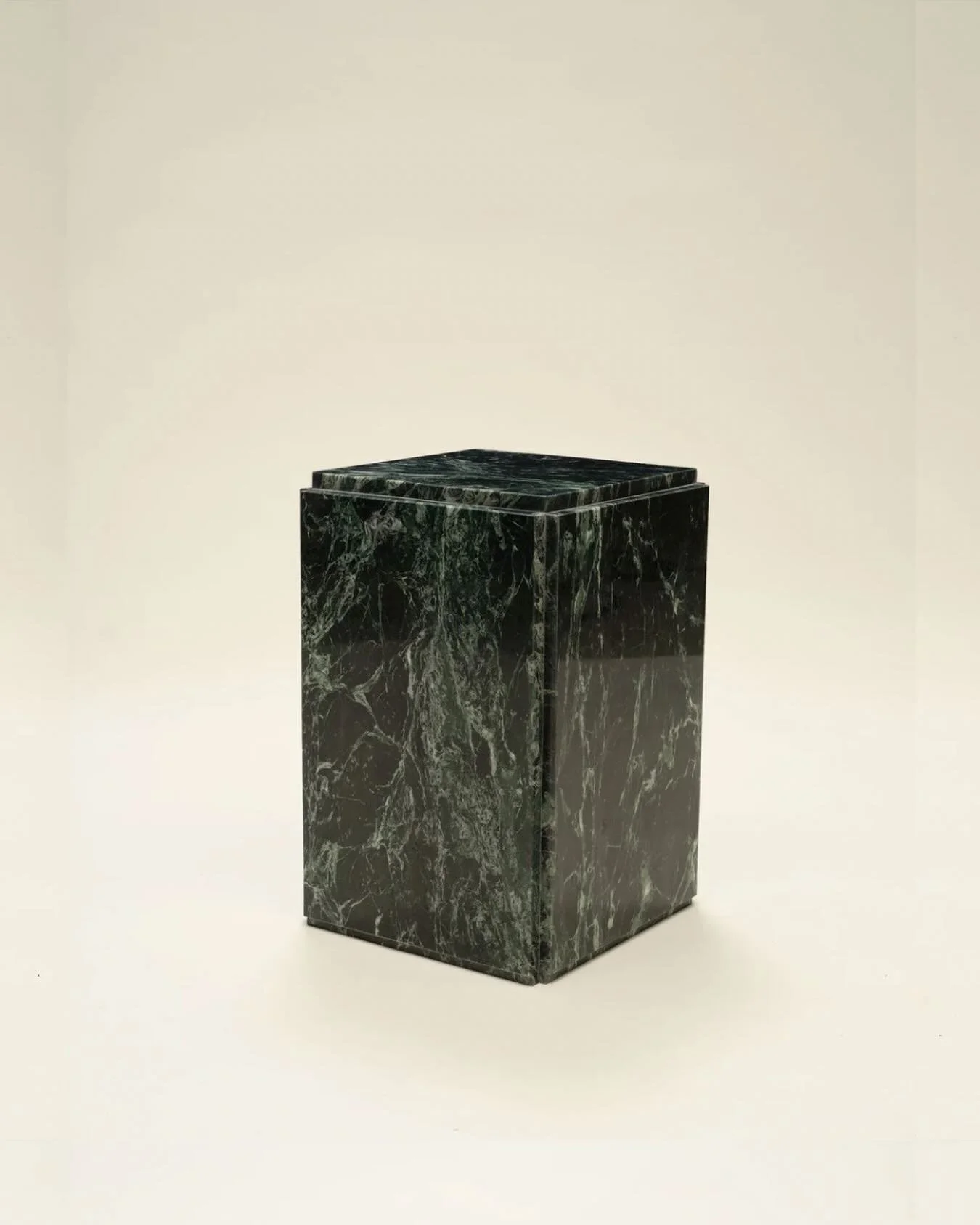 St&egrave;le ou piedestal, la colonne ST - 001 met en valeur vos objets tels des oeuvres d&rsquo;arts : un vase, une sculpture. Elle peut &ecirc;tre pos&eacute;e en bout de canap&eacute;
pour y exposer vos livres ou bien en table de chevet. Son d&eac