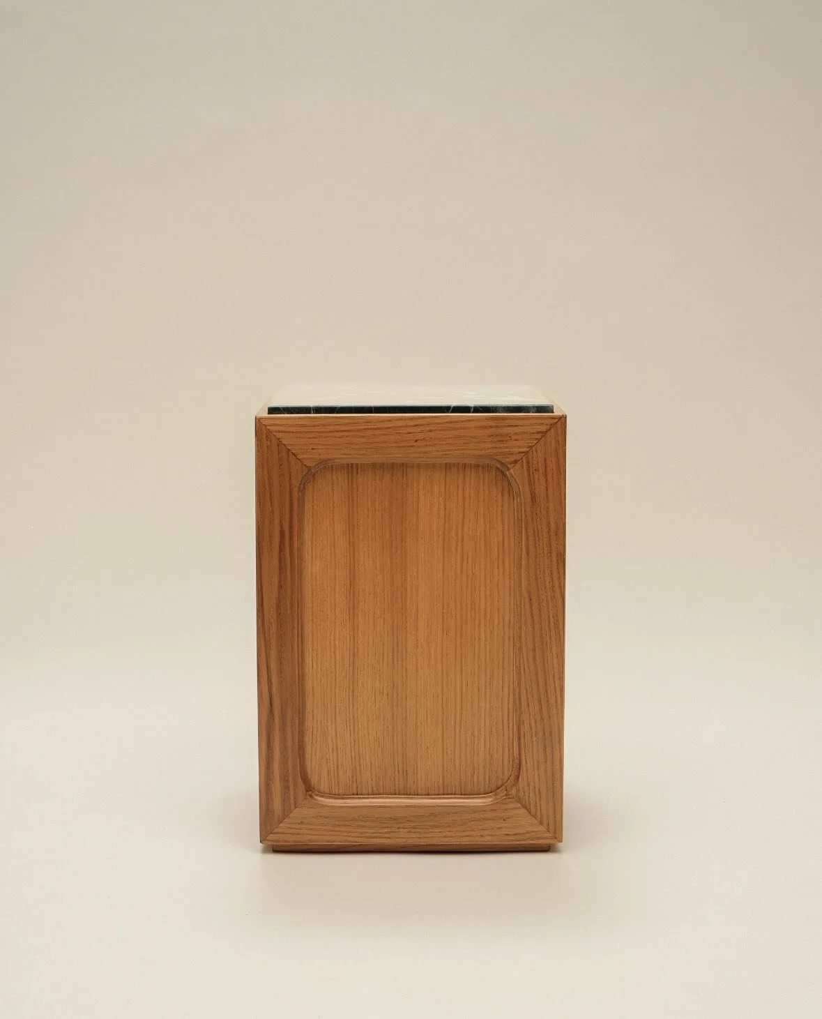 St&egrave;le ou piedestal, la colonne ST - 002 met en valeur vos objets tels des oeuvres d&rsquo;arts : un vase, une sculpture. 
Elle peut &ecirc;tre pos&eacute;e en bout de canap&eacute; pour y exposer vos livres ou bien en table de chevet.
Le d&eac