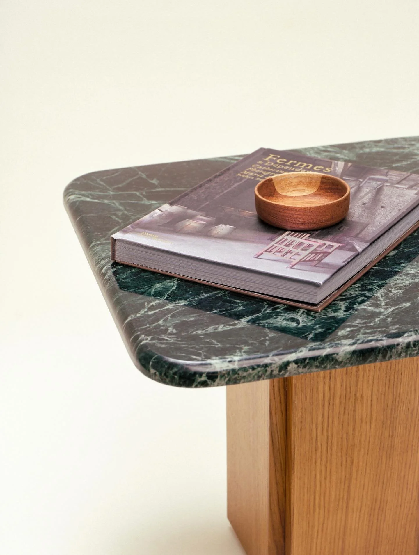 La table d&rsquo;appoint ST - 003 est id&eacute;ale en bout de canap&eacute; pour y poser vos livres, une lampe ou des objets. 
Avec son plateau aux bords arrondis, elle
apportera un caract&egrave;re unique &agrave; votre int&eacute;rieur.
Le mod&egr