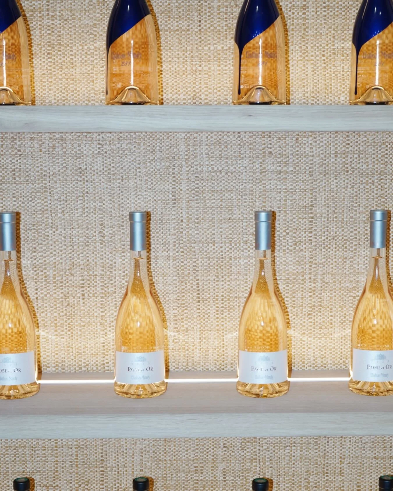 Corner Minuty pour l&rsquo;&eacute;dition 2026 du salon Wine Paris. 
Une sc&eacute;nographie qui c&eacute;l&egrave;bre les racines du vignoble Minuty de Saint-Tropez &agrave; travers des textures naturelles et une palette r&eacute;solument m&eacute;d