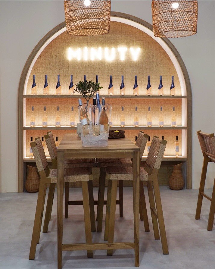 CORNER MINUTY / WINE PARIS 

Retour dans la cr&eacute;ation du corner Minuty lors de cette &eacute;dition 2026 du salon Wine Paris. 
Une sc&eacute;nographie qui c&eacute;l&egrave;bre les racines du vignoble Minuty de Saint-Tropez &agrave; travers des