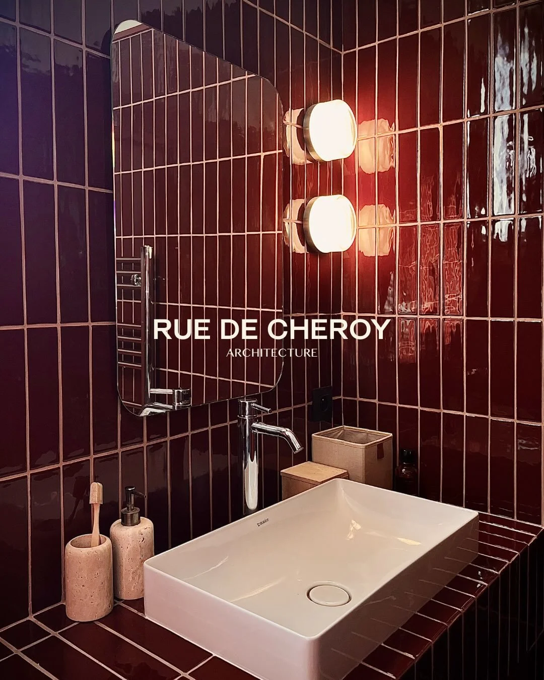 RUE DE CHEROY / PARIS 17 

Dans cet appartement parisien, cette salle de bain a &eacute;t&eacute; enti&egrave;rement cr&eacute;&eacute;e dans un volume contraint, typique de l&rsquo;ancien.
Nous avons choisi une identit&eacute; forte et enveloppante 