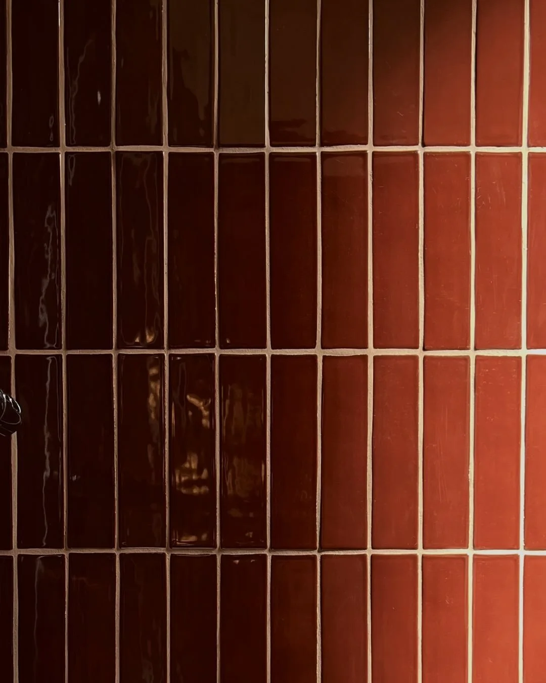 RUE DE CHEROY / PARIS 17 

Le d&eacute;tail du carrelage @barroficina &eacute;maill&eacute; bordeaux pos&eacute; verticalement, vibrant et lumineux, qui transforme l&rsquo;espace en &eacute;crin chaleureux. 

📸 @laurederichemont 

chloe@in-matter.co